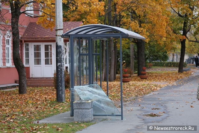 Еще одна автобусная остановка лишилась стекла