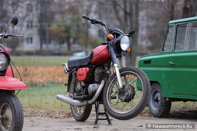 В Сестрорецке открылась выставка автомобилей и мотоциклов времен СССР