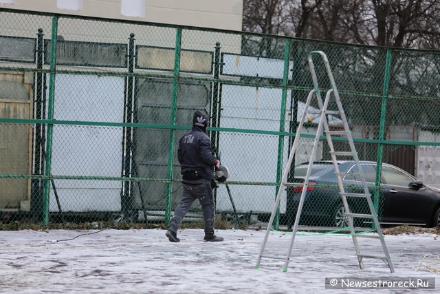 Теннисный корт на ул.Володарского д.7 обнесут новым забором Теннисный корт на ул.Володарского д.7 обнесут новым забором