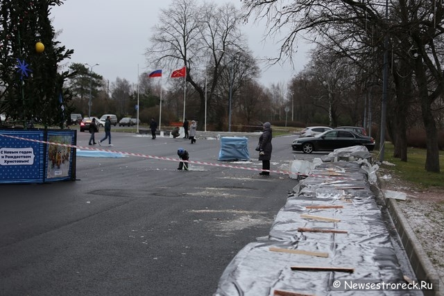 На площади Свободы начали возводить ледяной городок