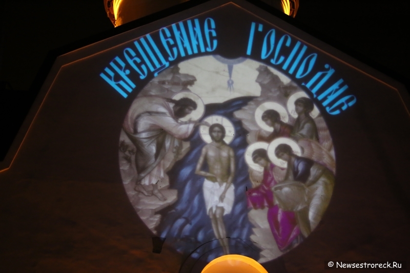 В Сестрорецке Крещение отметили крестным ходом и массовым купанием