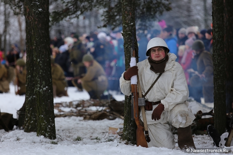 В Сестрорецке состоялась военно-историческая реконструкция "Ленинградский День Победы"