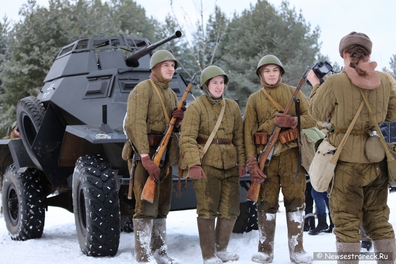 В Сестрорецке состоялась военно-историческая реконструкция "Ленинградский День Победы"