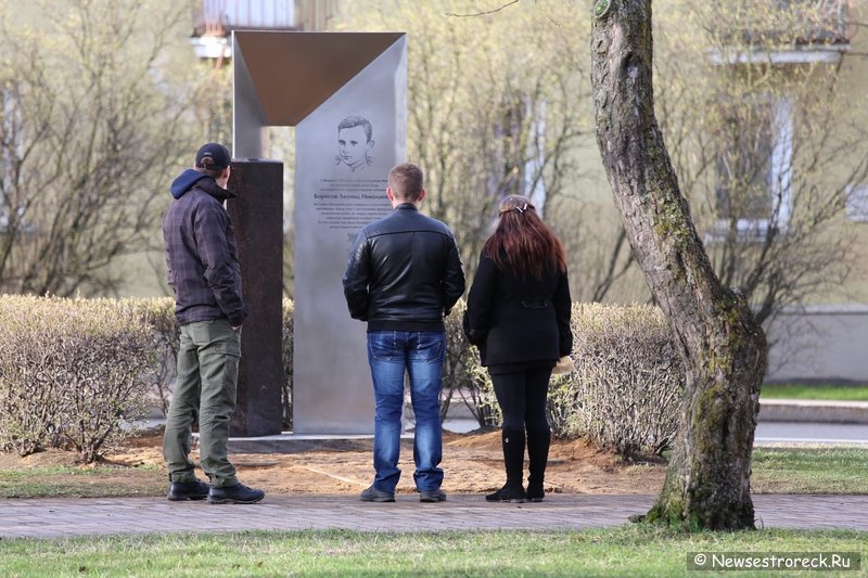 На ул.Борисова установили новую стелу Герою Советского Союза Л.Н.Борисову