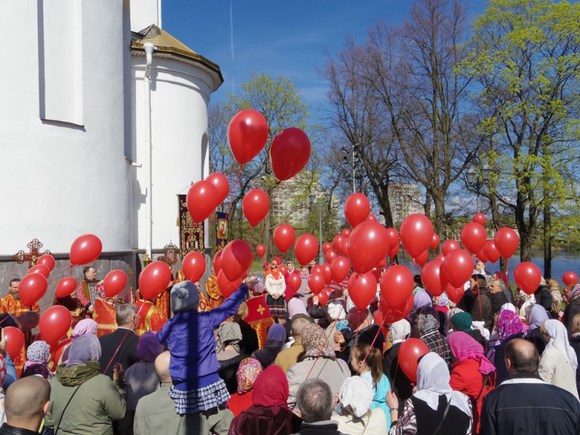 В пасхальный День Победы в Сестрорецке взлетело облако красных воздушных шаров В пасхальный День Победы в Сестрорецке взлетело облако красных воздушных шаров