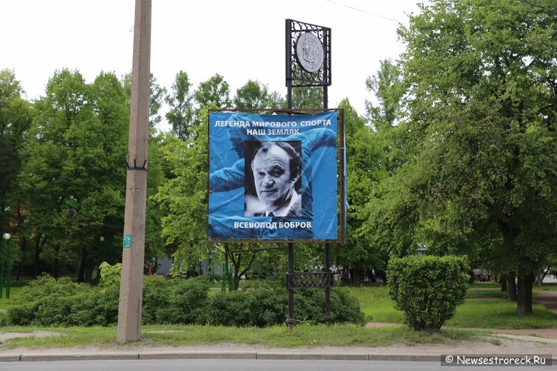 На вокзале «красуется» баннер, уродующий вид города. На вокзале «красуется» баннер, уродующий вид города.