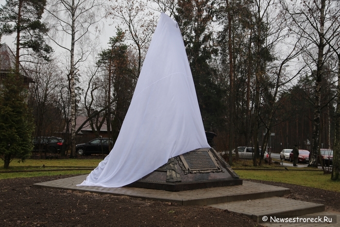 В Песочном открыли памятный знак в честь 910 песочинцев В Песочном открыли памятный знак в честь 910 песочинцев