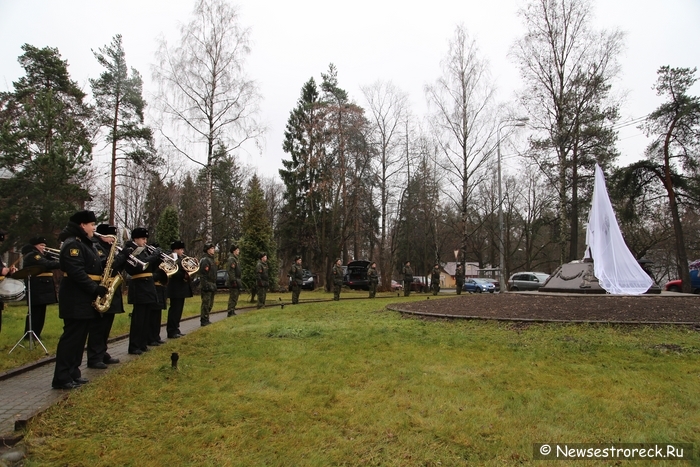 В Песочном открыли памятный знак в честь 910 песочинцев