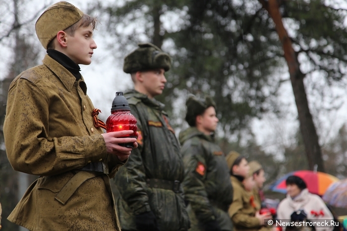 В Песочном открыли памятный знак в честь 910 песочинцев В Песочном открыли памятный знак в честь 910 песочинцев