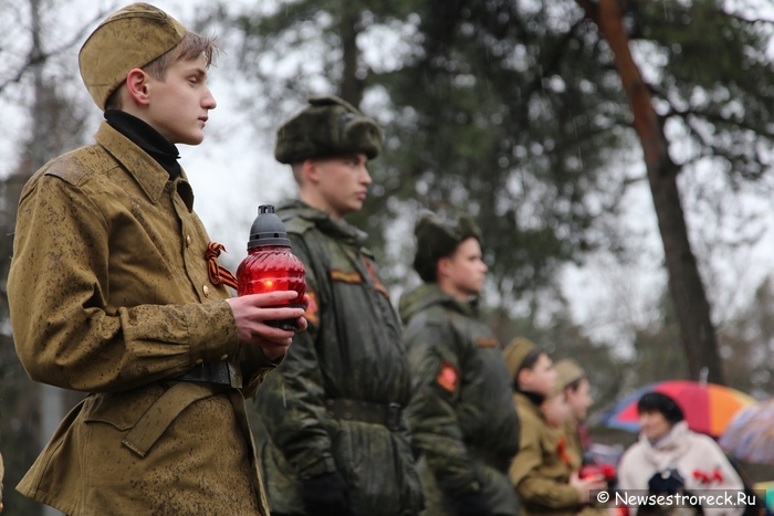 В Песочном открыли памятный знак в честь 910 песочинцев