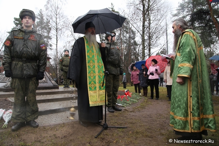 В Песочном открыли памятный знак в честь 910 песочинцев В Песочном открыли памятный знак в честь 910 песочинцев