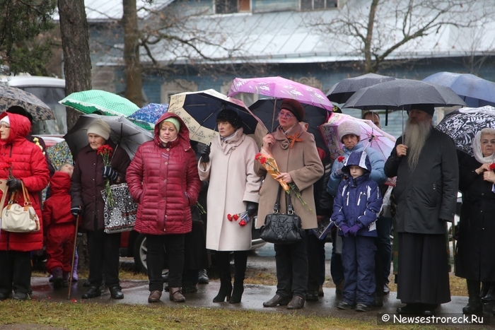 В Песочном открыли памятный знак в честь 910 песочинцев