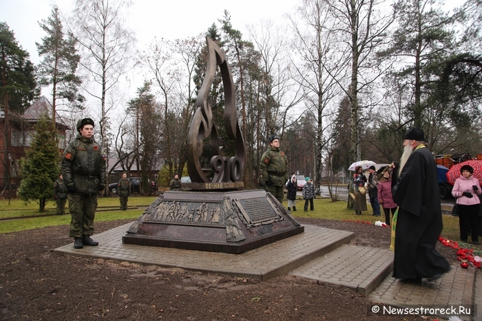 В Песочном открыли памятный знак в честь 910 песочинцев