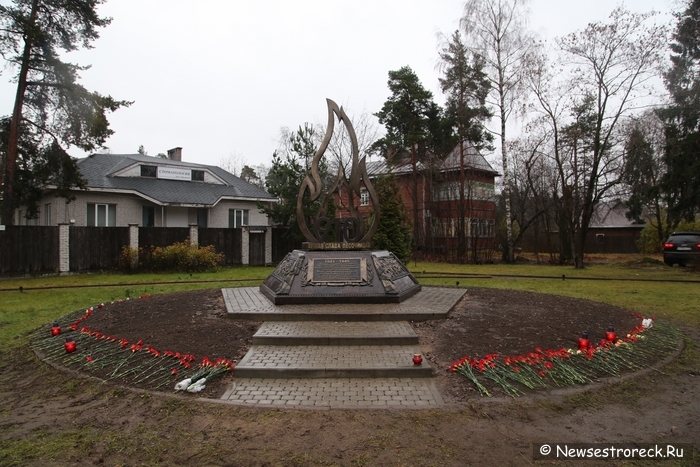 В Песочном открыли памятный знак в честь 910 песочинцев В Песочном открыли памятный знак в честь 910 песочинцев