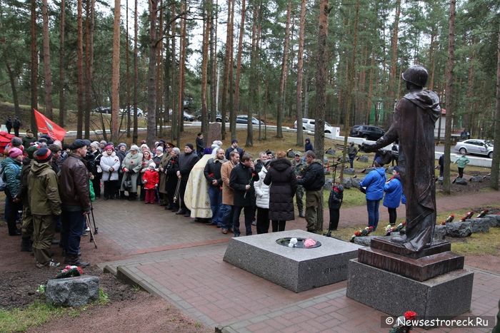 В Сестрорецке захоронили останки 28 советских солдат В Сестрорецке захоронили останки 28 советских солдат