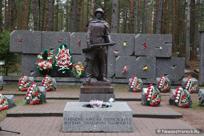 В Сестрорецке захоронили останки 28 советских солдат В Сестрорецке захоронили останки 28 советских солдат