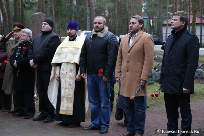 В Сестрорецке захоронили останки 28 советских солдат В Сестрорецке захоронили останки 28 советских солдат