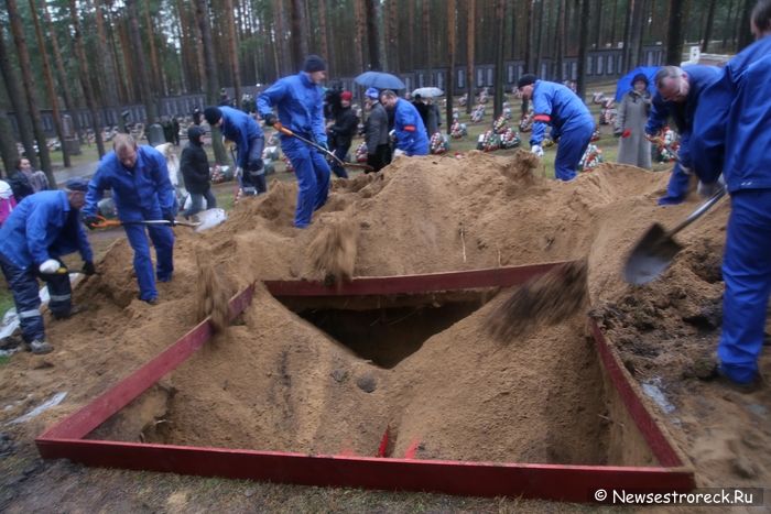 В Сестрорецке захоронили останки 28 советских солдат В Сестрорецке захоронили останки 28 советских солдат