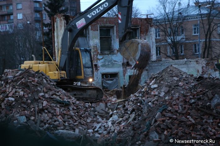 В Сестрорецке ломают дом Леонтьевой