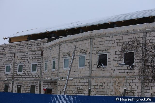 Над крытым катком начала появляться крыша Над крытым катком начала появляться крыша