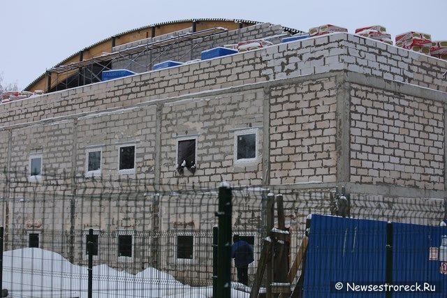 Над крытым катком начала появляться крыша Над крытым катком начала появляться крыша