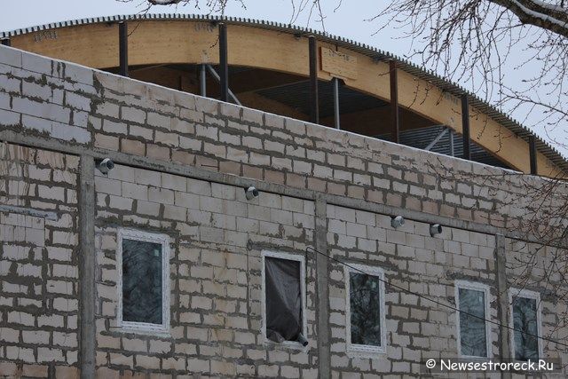 Над крытым катком начала появляться крыша Над крытым катком начала появляться крыша