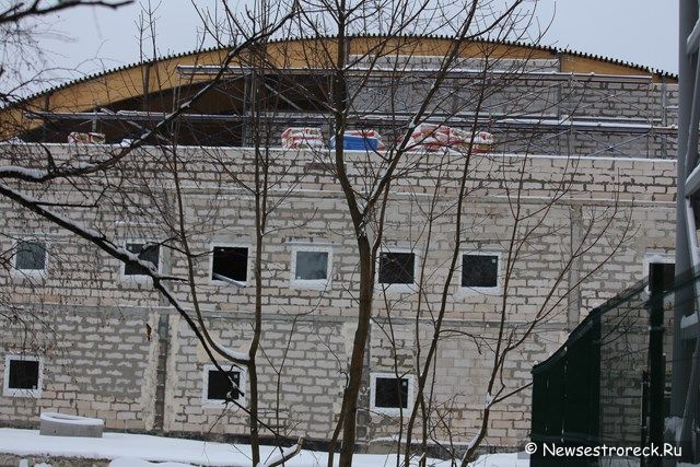 Над крытым катком начала появляться крыша Над крытым катком начала появляться крыша
