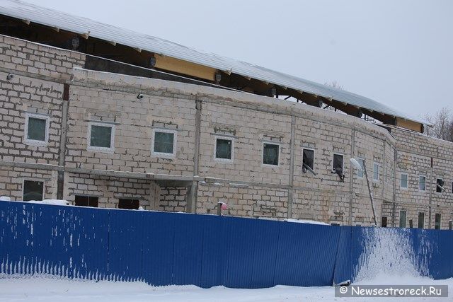 Над крытым катком начала появляться крыша Над крытым катком начала появляться крыша