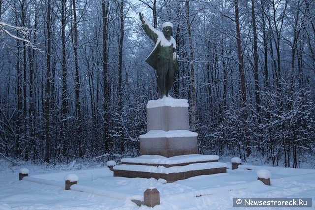 На территории музея "Шалаш" установили новый памятник Ленину