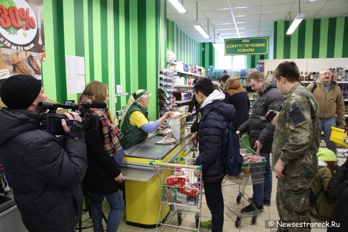 Активисты движения «Хрюши против» провели рейд в Сестрорецке Активисты движения «Хрюши против» провели рейд в Сестрорецке