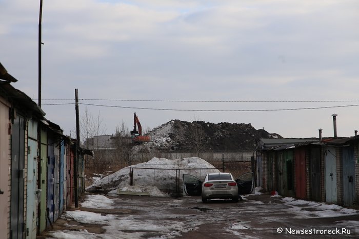 Горы грязного снега на территории водоканала 