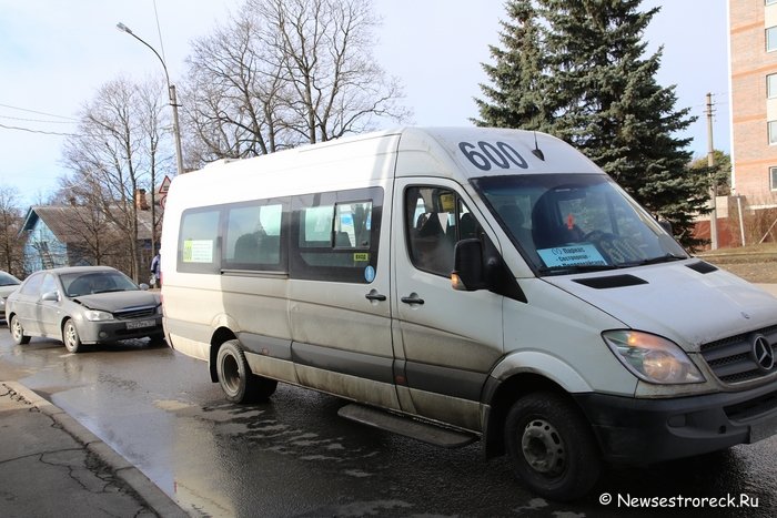 На вокзале маршрутка №600 попала в ДТП На вокзале маршрутка №600 попала в ДТП