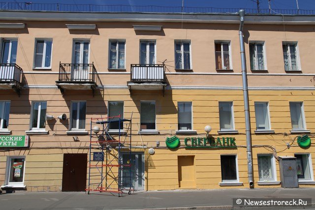 Здание дома 4/2 по ул.Володарского приводят в порядок Здание дома 4/2 по ул.Володарского приводят в порядок