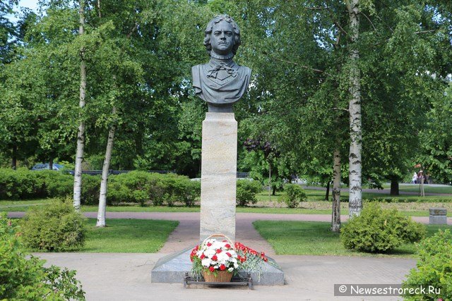 В Сестрорецке возложили цветы к памятнику Петру Первому