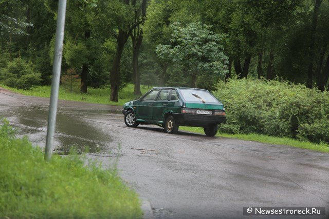 У храма Петра и Павла два брошеных автомобиля У храма Петра и Павла два брошеных автомобиля