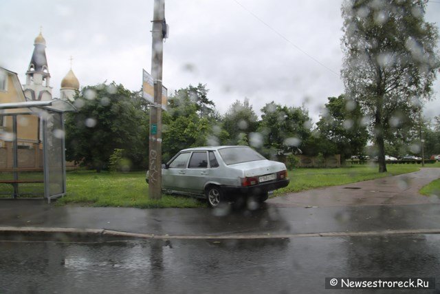 У храма Петра и Павла два брошеных автомобиля У храма Петра и Павла два брошеных автомобиля
