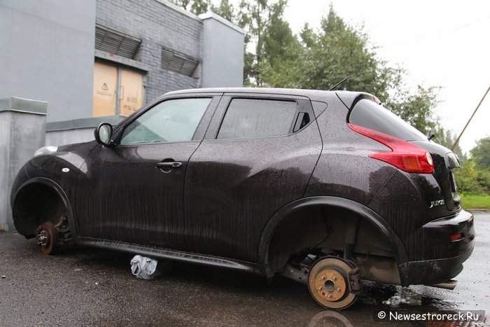 В Сестрорецке разули Nissan Juke В Сестрорецке разули Nissan Juke