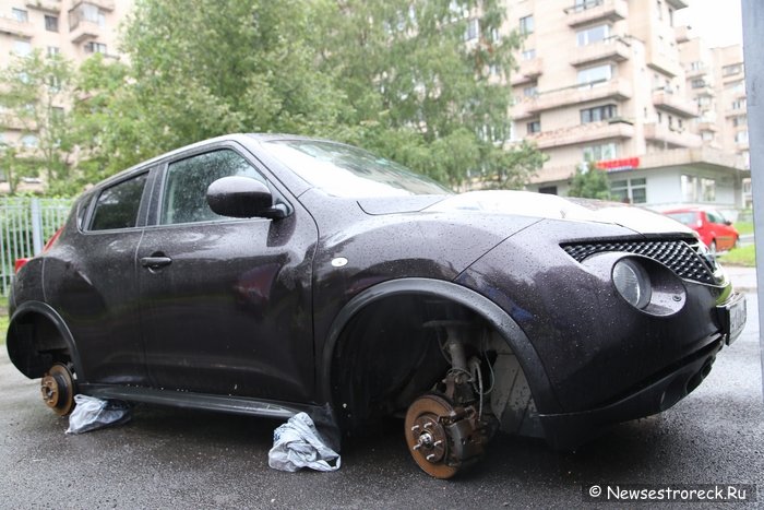 В Сестрорецке разули Nissan Juke В Сестрорецке разули Nissan Juke
