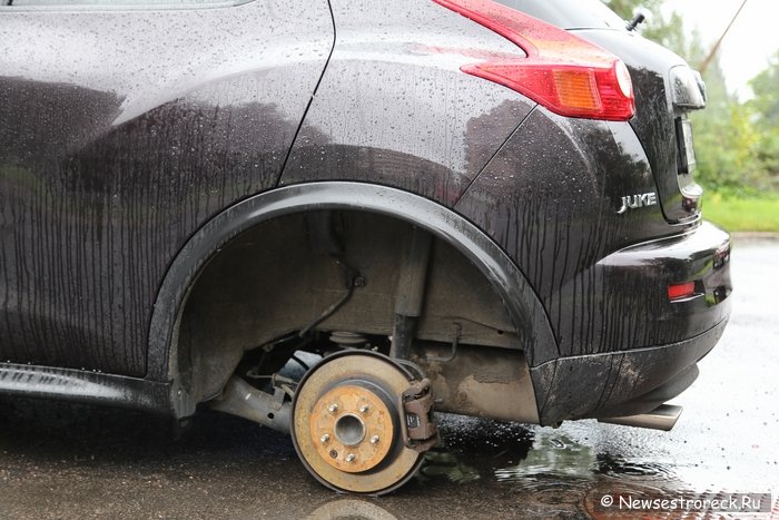 В Сестрорецке разули Nissan Juke В Сестрорецке разули Nissan Juke