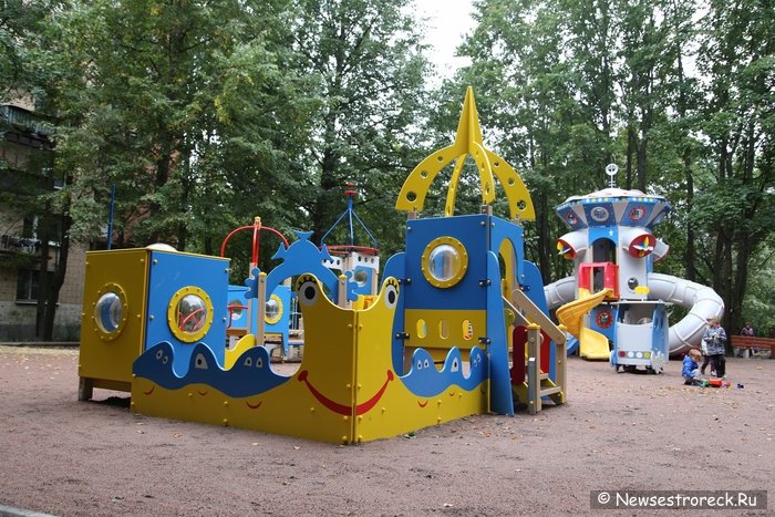 В центре Сестрорецка приземлились космические корабли В центре Сестрорецка приземлились космические корабли