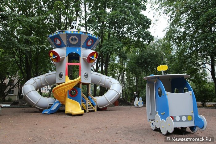 В центре Сестрорецка приземлились космические корабли В центре Сестрорецка приземлились космические корабли