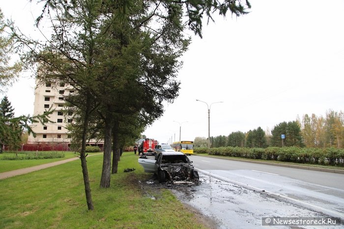В Сестрорецке сгорел Мерседес Е200 В Сестрорецке сгорел Мерседес Е200