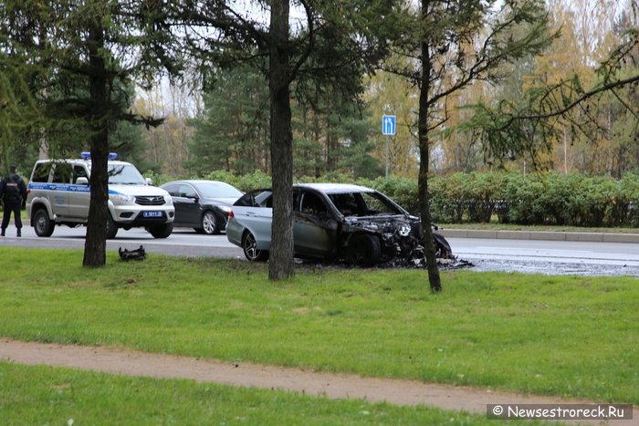 В Сестрорецке сгорел Мерседес Е200 В Сестрорецке сгорел Мерседес Е200