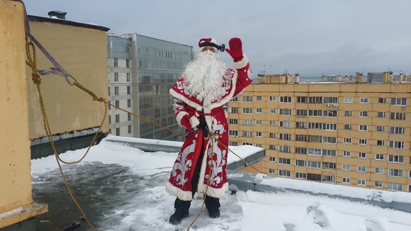 Дед Мороз-каскадер зашел на детский праздник через окно