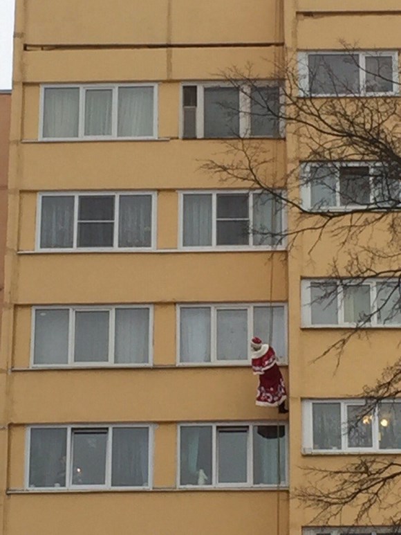 Дед Мороз-каскадер зашел на детский праздник через окно