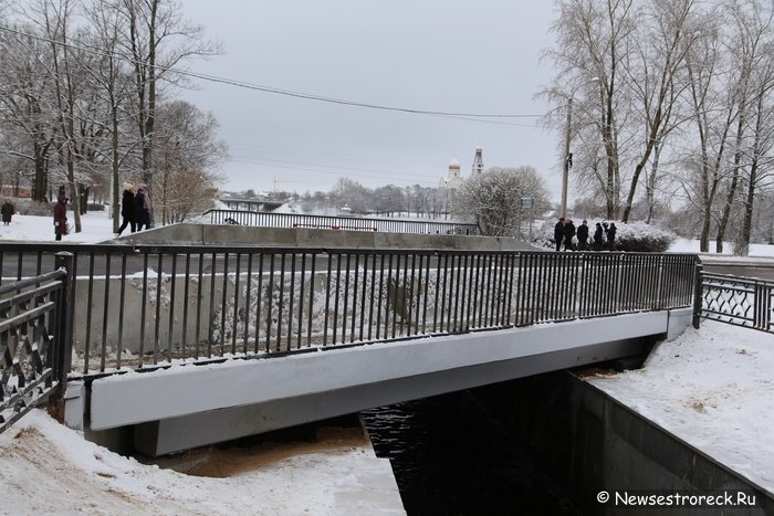 В Сестрорецке открыли мост через реку Малая Сестра В Сестрорецке открыли мост через реку Малая Сестра