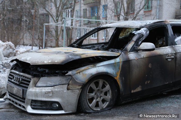 У дома 318 по Приморскому шоссе подожгли Audi A4 У дома 318 по Приморскому шоссе подожгли Audi A4