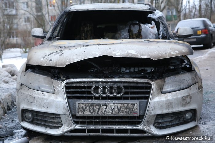 У дома 318 по Приморскому шоссе подожгли Audi A4