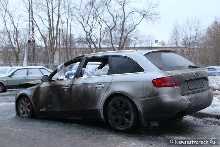 У дома 318 по Приморскому шоссе подожгли Audi A4
