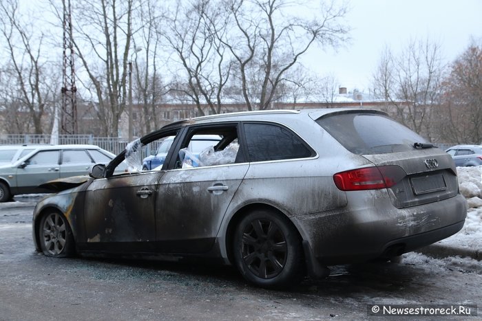 У дома 318 по Приморскому шоссе подожгли Audi A4 У дома 318 по Приморскому шоссе подожгли Audi A4